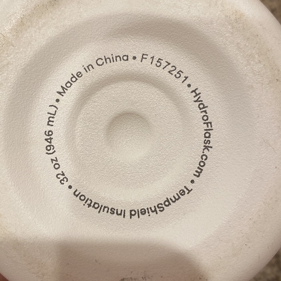 Slightly dented hydro flask - Picture 5 of 6